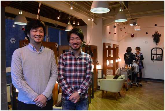 写真左からマーケティングリーダーの井上敦典さん、西靖晃社長
