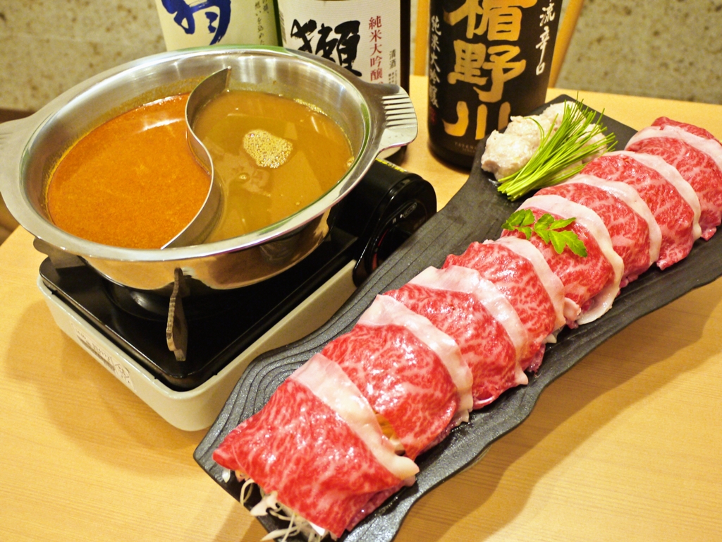 写真のお鍋のスープは右…カレー味 左…ピリ辛味噌