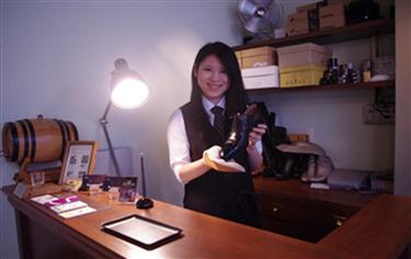 大阪 本町に英国風の 靴磨き専門店 靴磨き業界に新風を巻き起こす美人靴磨き職人参上 オリジナルテクニックにビジネスマンも感激 Prでっせ