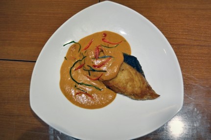 ブリステーキのレッドカレーソースかけ