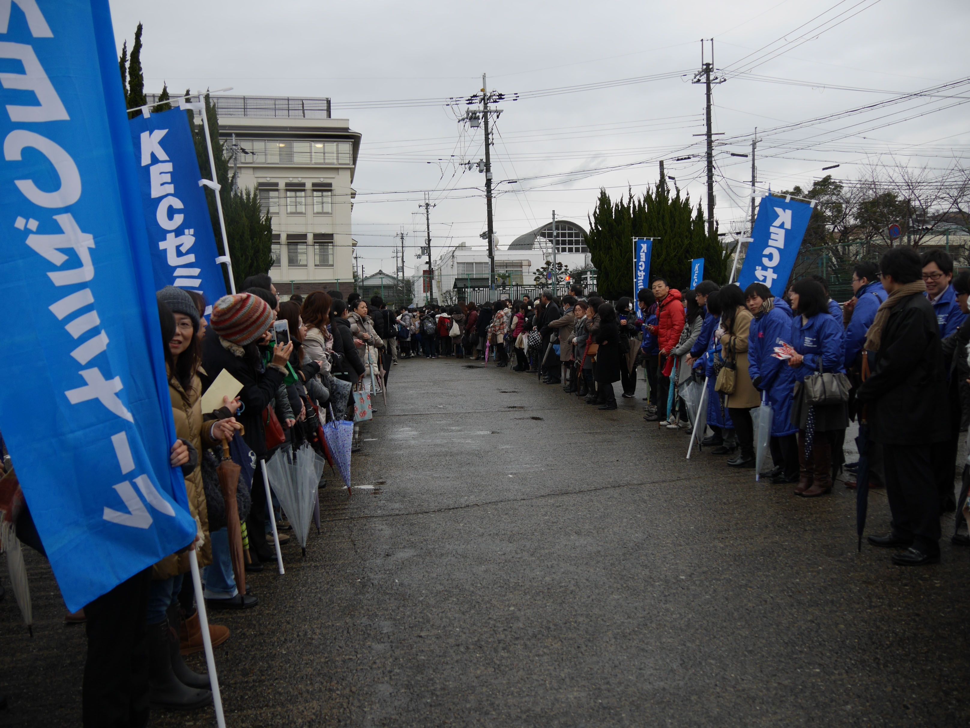 1点でも多く 今年は勝利の神 勝哉 勝 の 最後の授業 も 総勢300人が入試直前の受験生に熱いエールを送る Kec受験応援 17年1月19日 奈良の国立中学入試会場で開催 Prでっせ