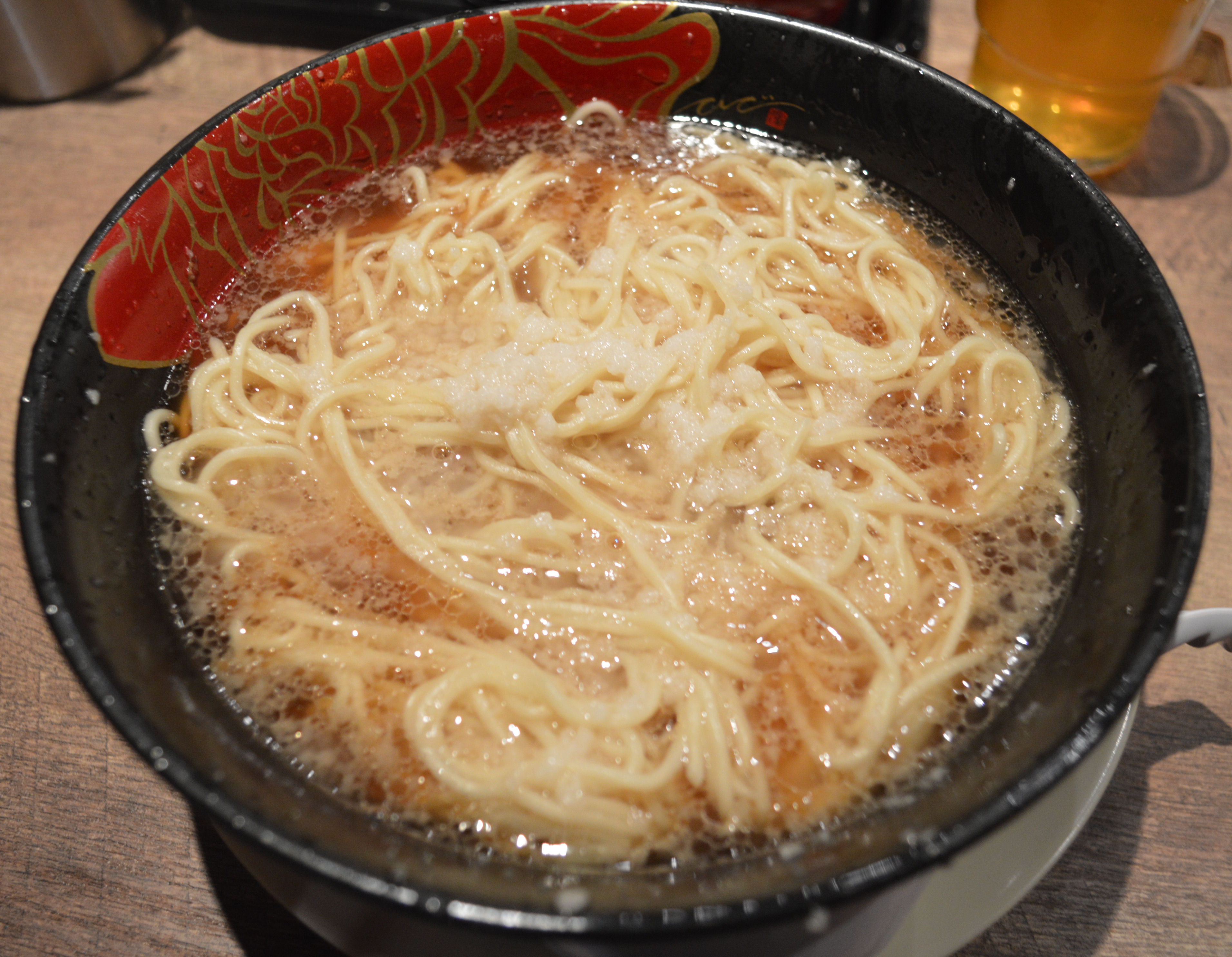 具材が下で麺が上! 衝撃のラーメン 「逆麺」(810円、税込)
