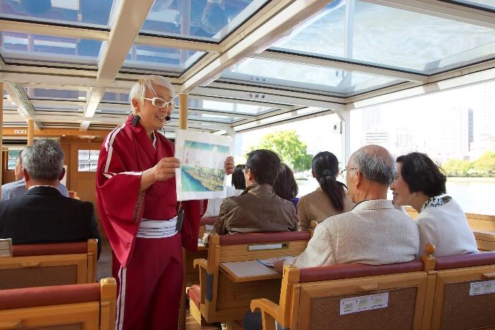 「落語家と行く なにわ探検クルーズ」ガイドの様子
