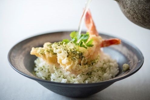 お湯をかけるだけでハーブティー茶漬けに! 飲んだ後のシメにもってこいです