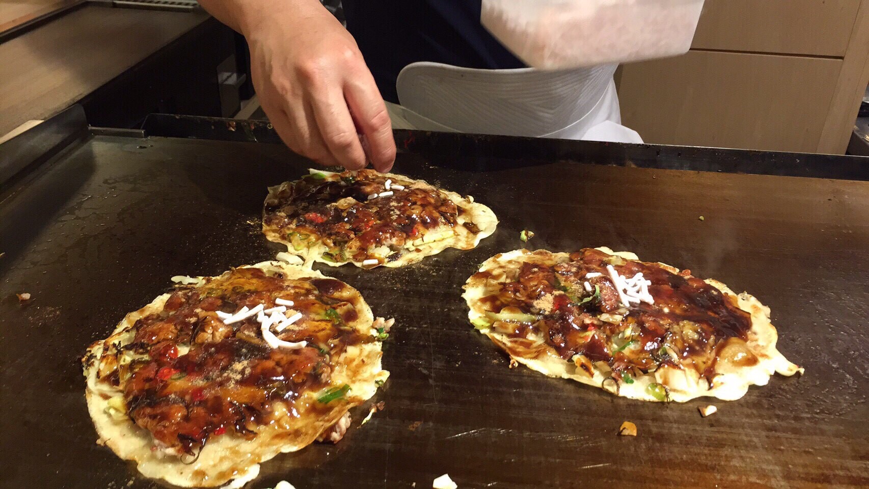 「かしわ」(鶏肉)と牛脂の「ミンチ」を乗せて焼いたお好み焼きによく似た岸和田のソウルフード、かしみん焼