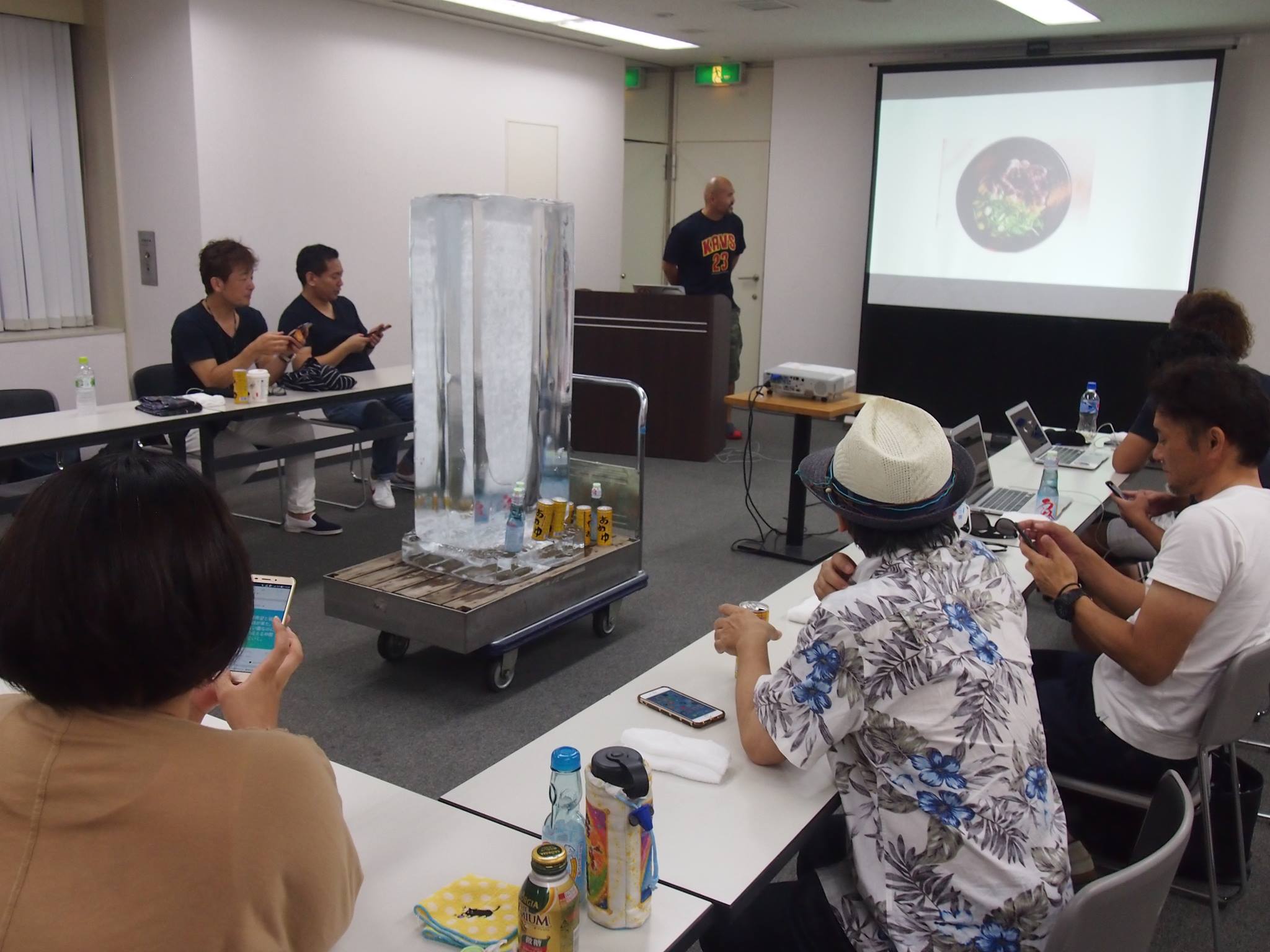 納涼氷柱会議室を利用する様子