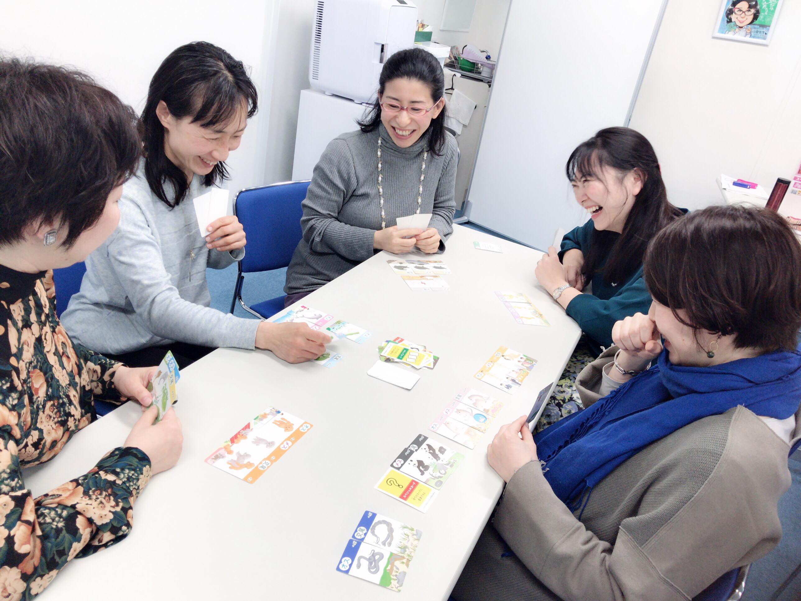 性教育カードゲーム時に「受精!」と叫ぶ受講生ら