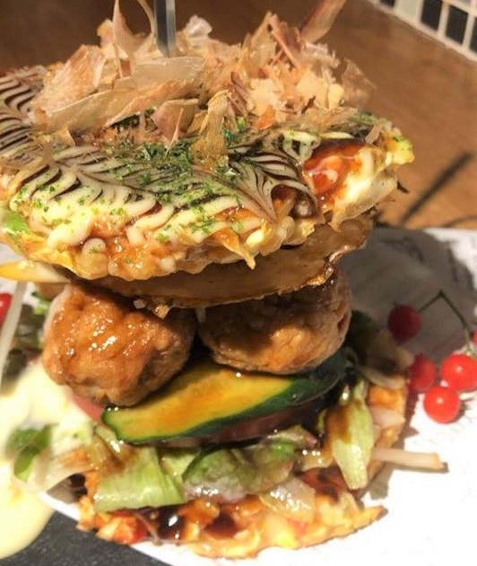 お好み焼きバンズにたこ焼きin! 究極の「コナモンバーガー」