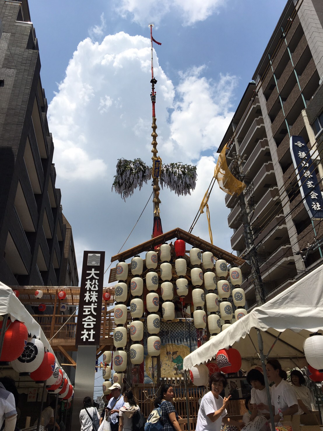 店舗は祇園祭ルートの中心、 菊水鉾の目の前に位置します