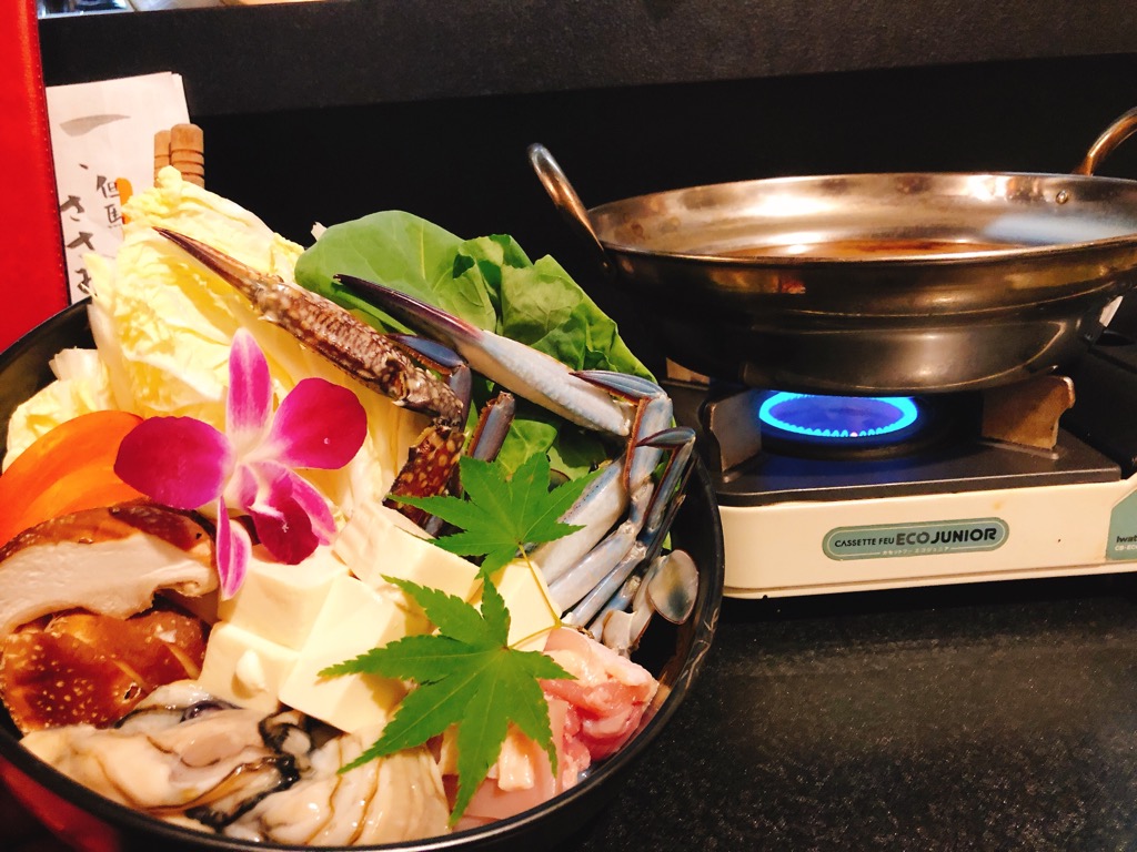 渡蟹と牡蠣と但馬鶏の味噌鍋