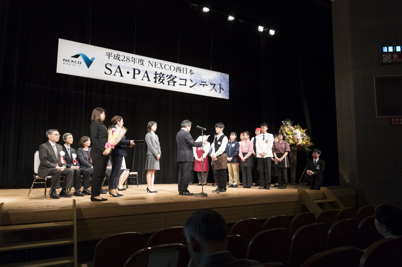 前回(平成28 年度)の接客コンテストの様子