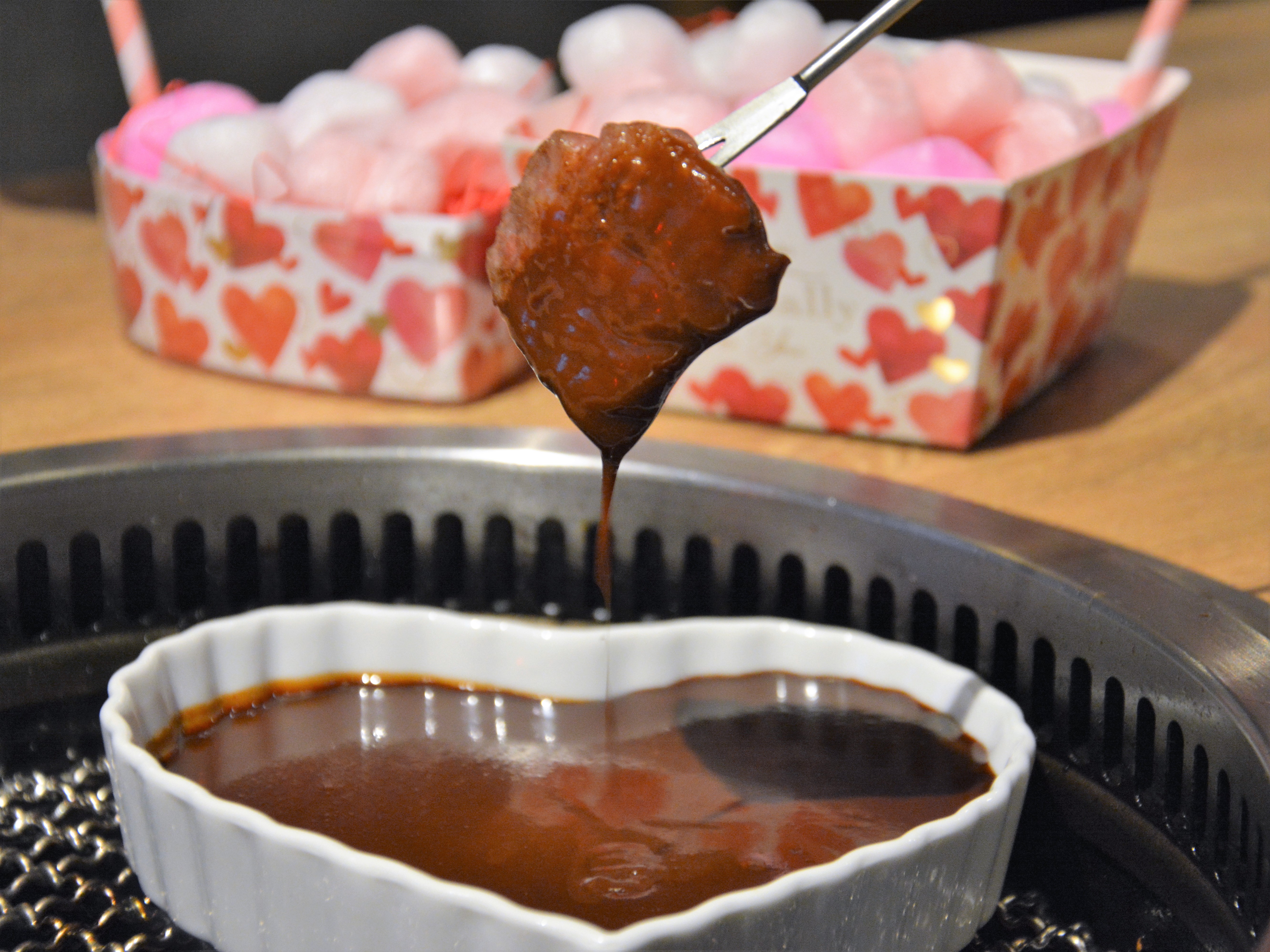 網の上で温めたチョコソースにお肉をディップ!