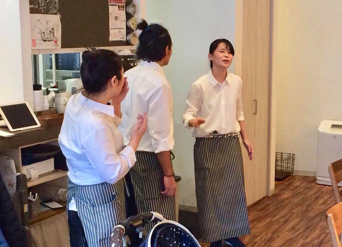 突然始まる“即興劇”が目玉の「ラジェムカフェ」