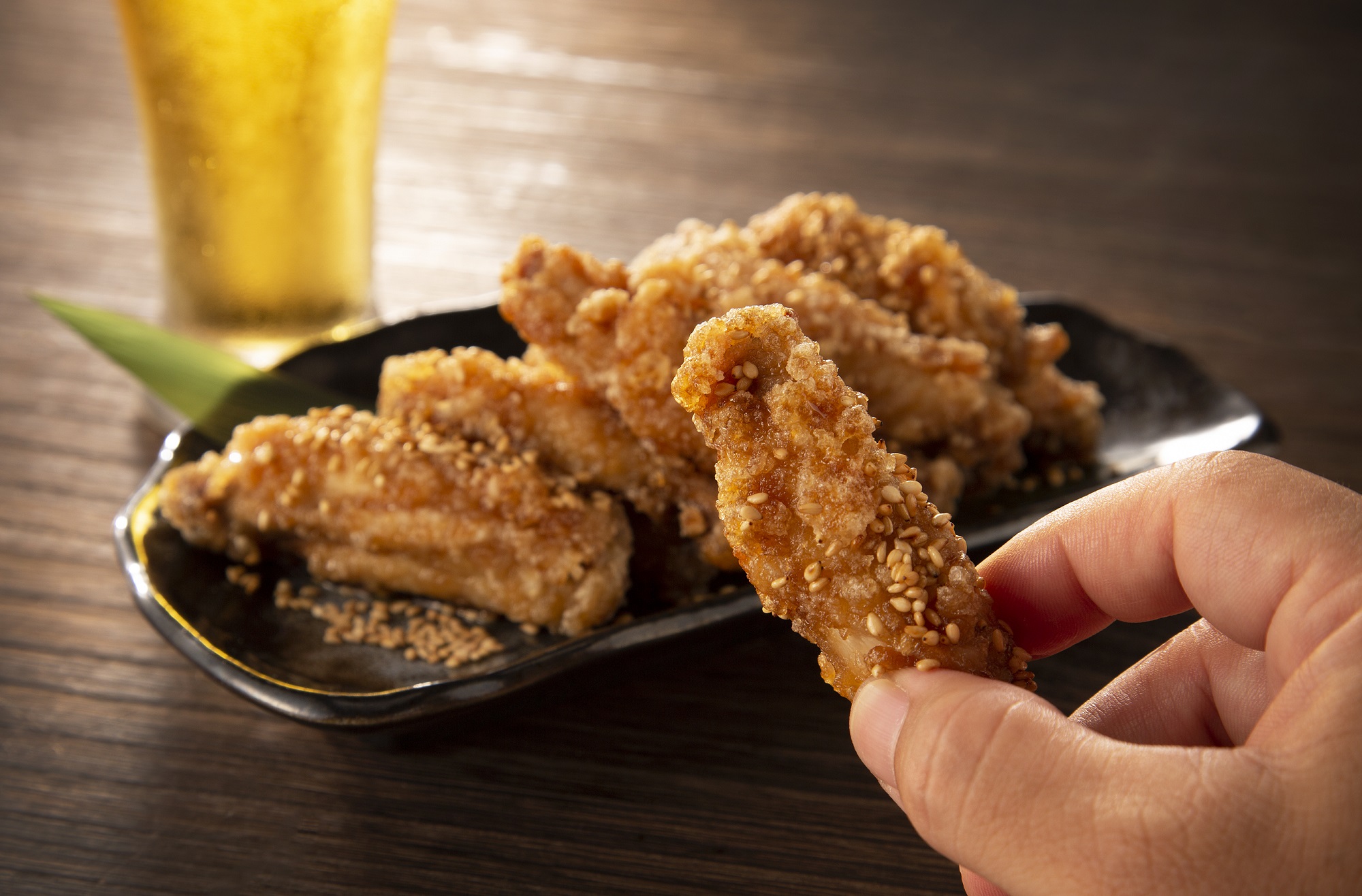 人気メニューの「ごま手羽」(通常5本=399円)