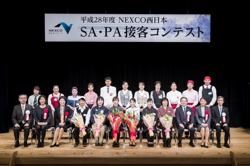 前回開催時(平成28年度)の接客コンテストの様子