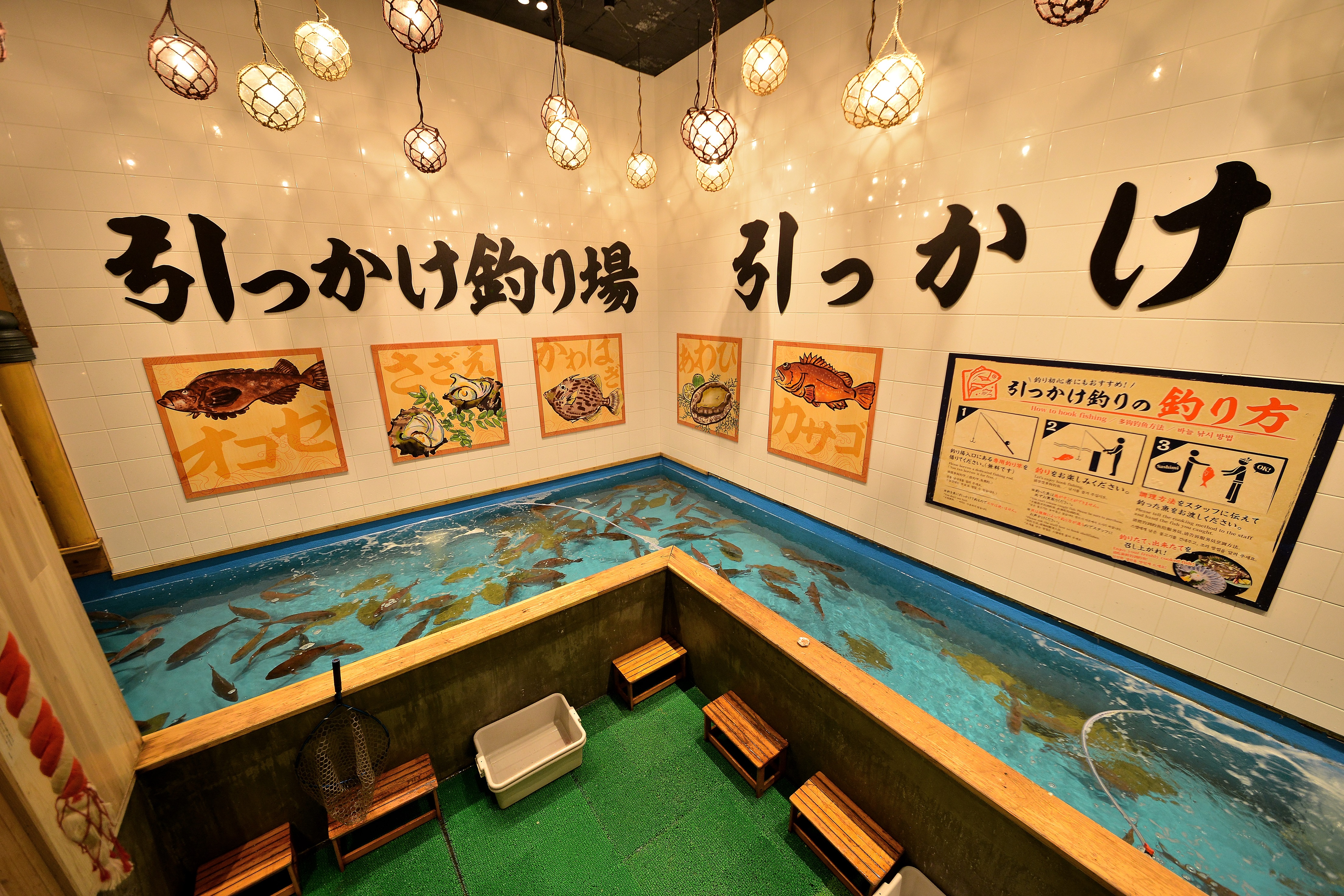 店内に大型漁船 釣った魚をその場で調理する釣船居酒屋 ジャンボ釣船 つり吉 大阪 難波のど真ん中に4 24 水 2号店open 2号店は2階建てで運営 水槽総水量約75トンで魚は全部で約種類用意 フグを釣ってその場で食べることが出来る釣船居酒屋は関西初 Prでっせ 店内に大型漁船 釣った魚をその場で調理する釣船居酒屋 ジャンボ釣船 つり吉 大阪 難波のど真ん中に4 24 水 2号店open 2号店は2階建てで運営 水槽総水量約75トンで魚は全部で約種類用意 フグを釣ってその場で食べることが出来る釣船居酒屋は関西初 Prでっせ
