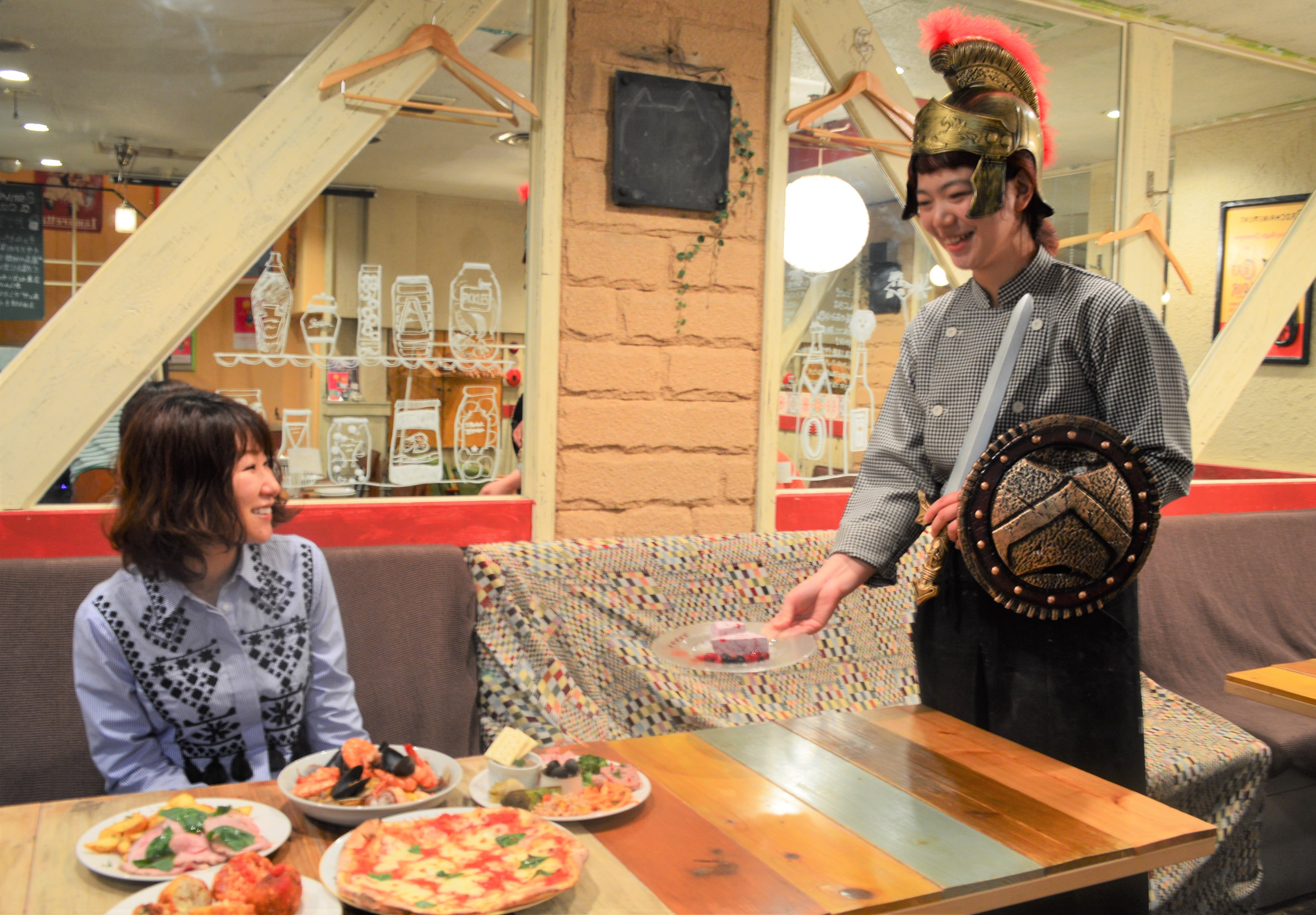 全5品の「究極のローマ料理コース」は剣闘士の恰好をしたスタッフが料理を提供