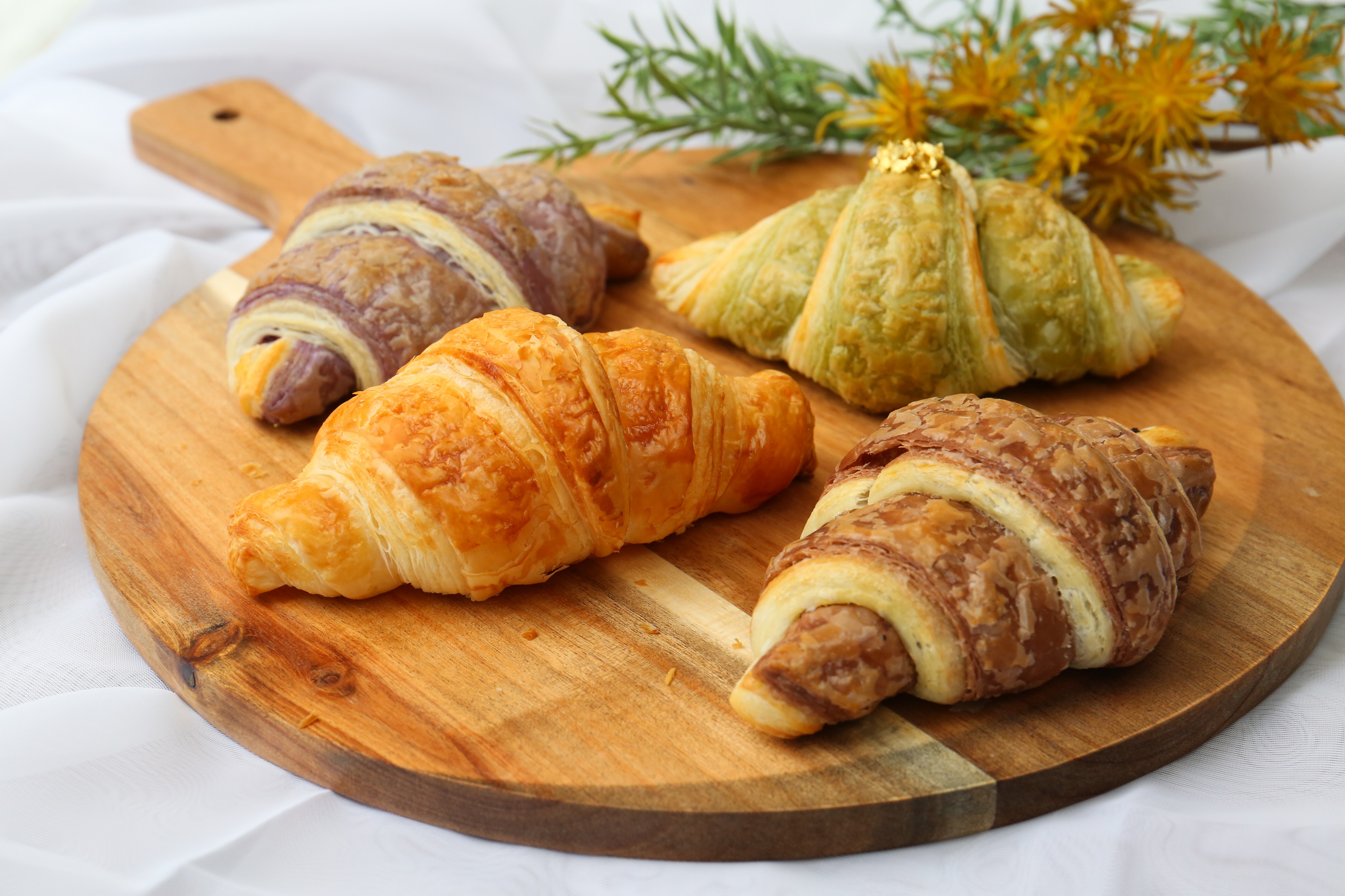 生クリームでしっとり濃厚な味わいに仕上げたクロワッサン