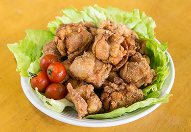 看板メニューのモモ肉(100g 税込320円)※写真は500g