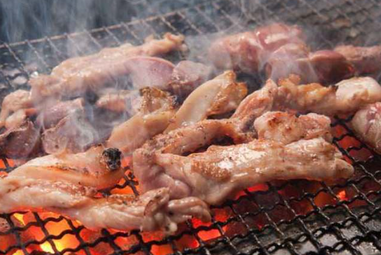 鶏焼は、自身で焼くスタイル