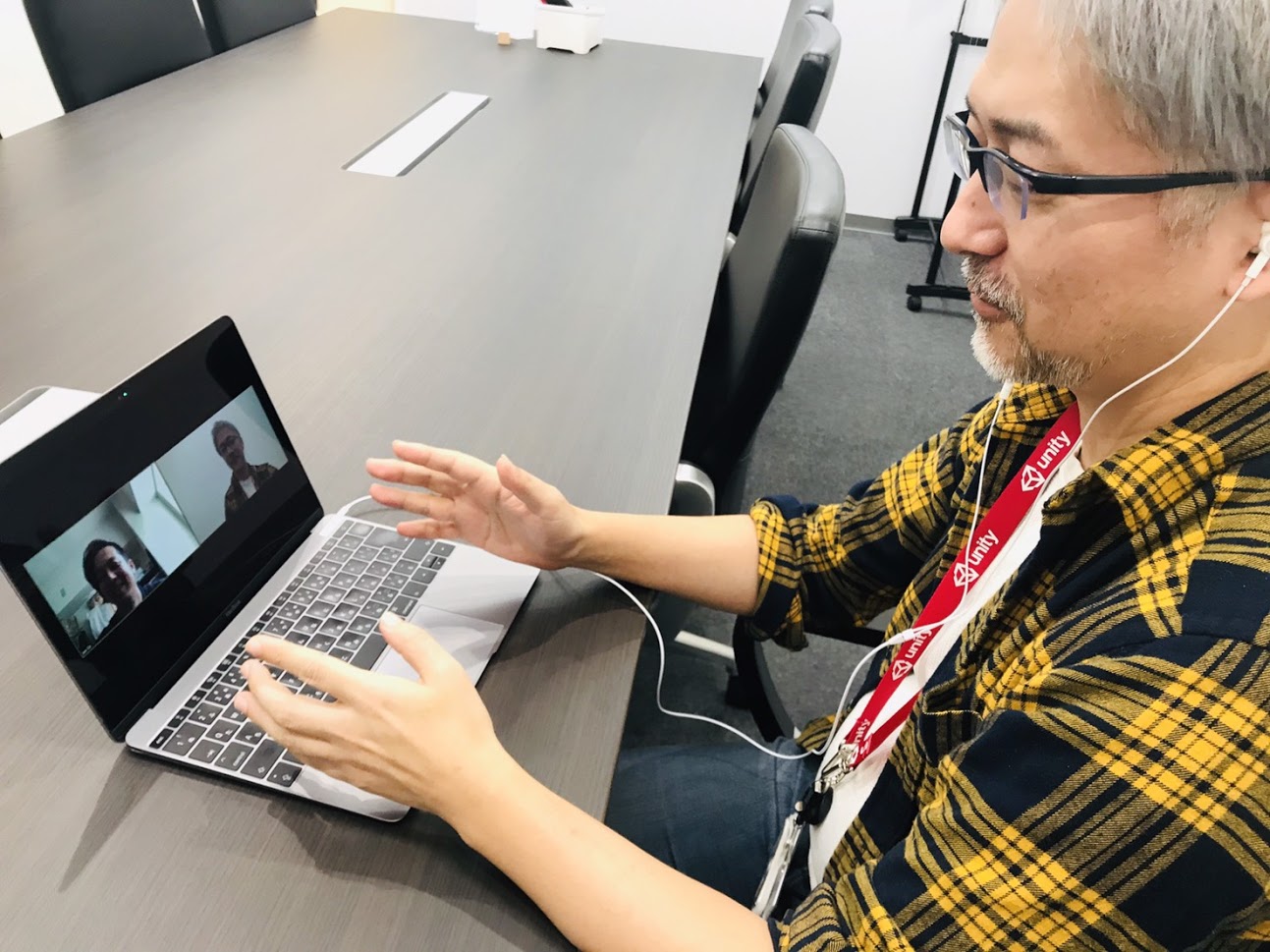 コーチングを受けている社員の様子 イメージ写真