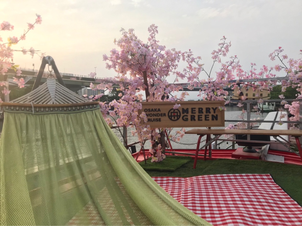 桜でデコレーションした船内