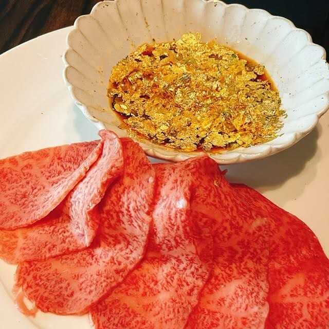 黄金に輝くタレに浸してどうぞ