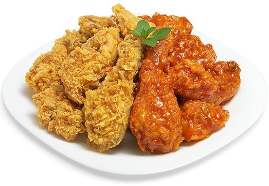 「ハーフ&ハーフチキン」 フライドチキン(左)とヤンニョムチキン(右)