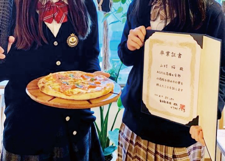卒業証書が「卒業ピザ」に