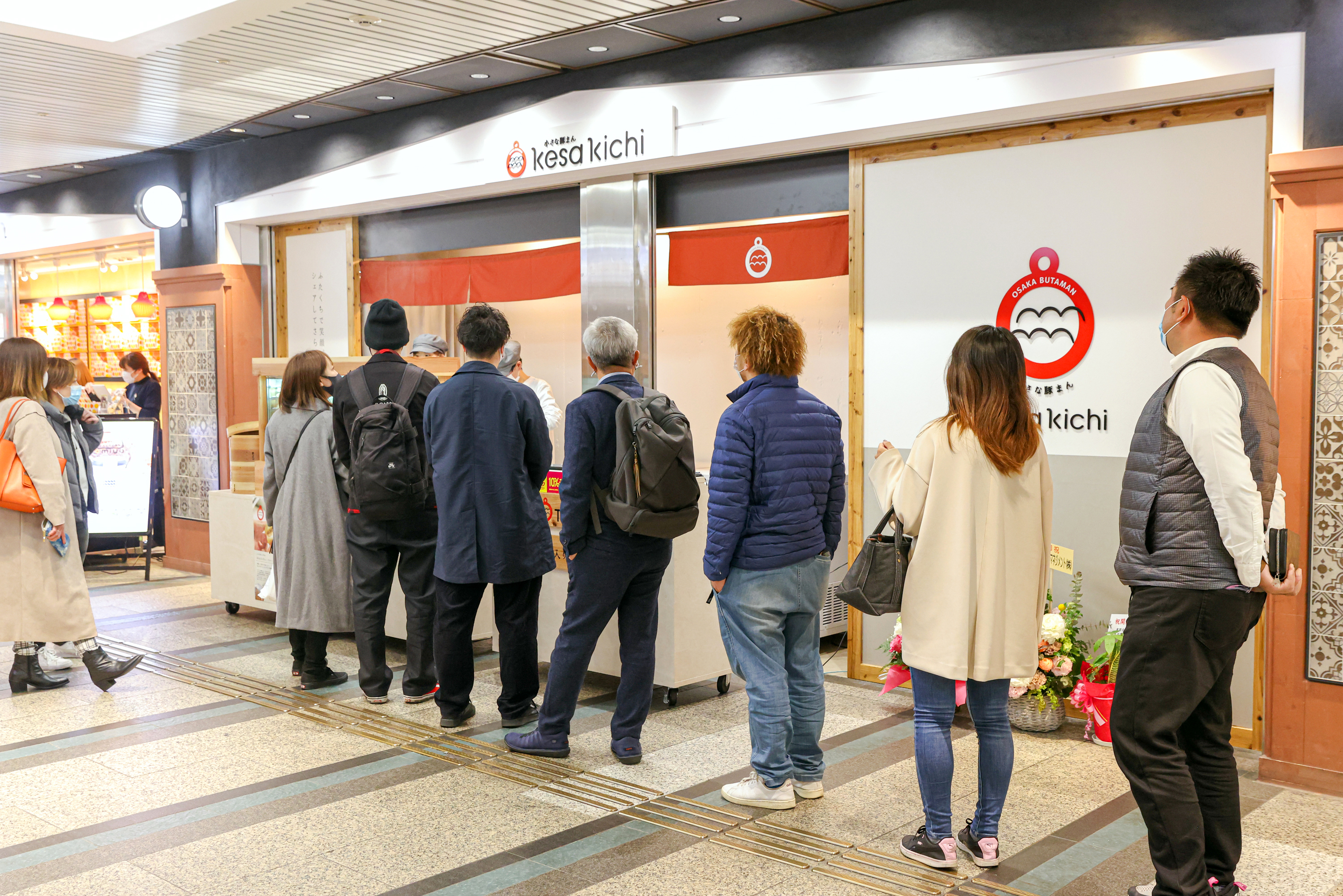 小さな豚まん専門店『kesa kichi(けさきち)』に並ぶお客様