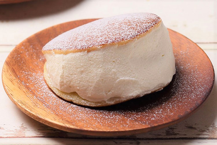 粒餡と生クリームを贅沢にはさんだ「どらトッツォ」