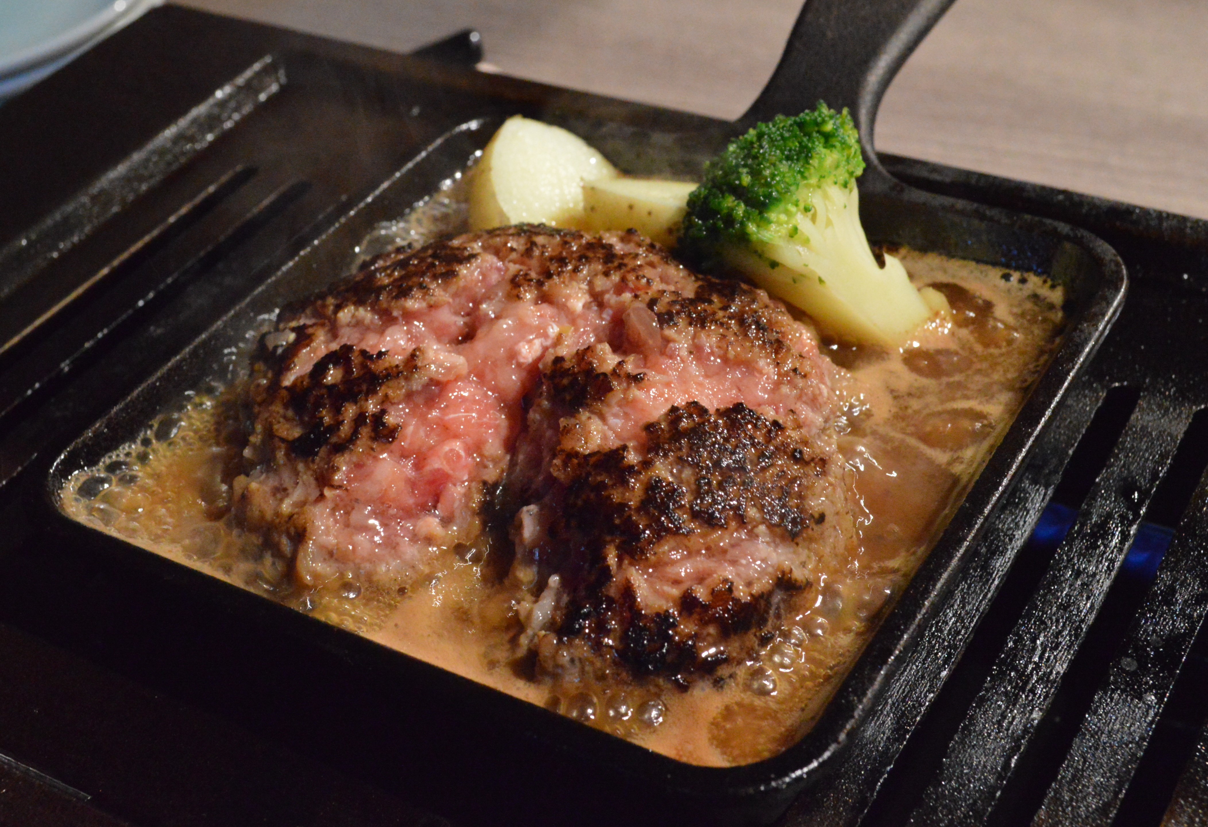 お肉の旨味をダイレクトに楽しめる 新感覚「レアハンバーグ」