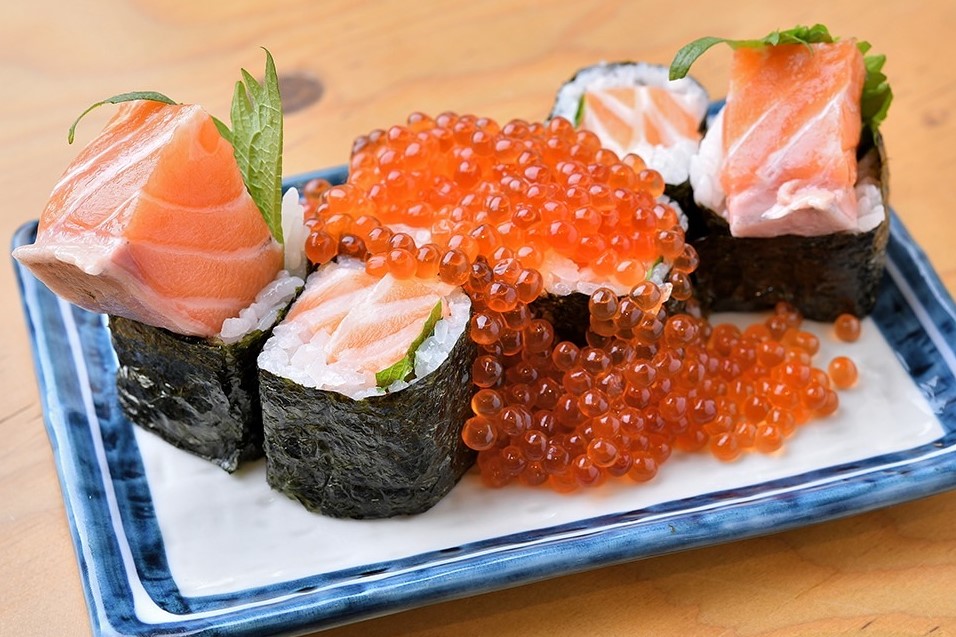 1日300人が来店 大阪発のすし酒場が九州初となる店舗を福岡県に すし酒場 さしす 12 23 木 西鉄福岡 天神 駅近くにオープン 寿司2貫165円 提供 1年で3店舗を展開した人気店が九州で勝負します Prでっせ