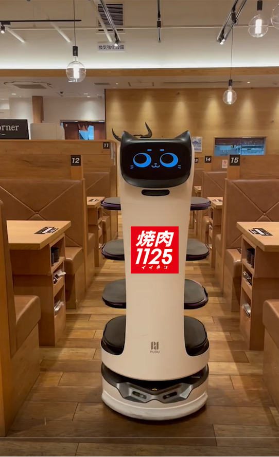 焼肉1129に、かわいいネコ型配膳ロボットが新入社員として入社