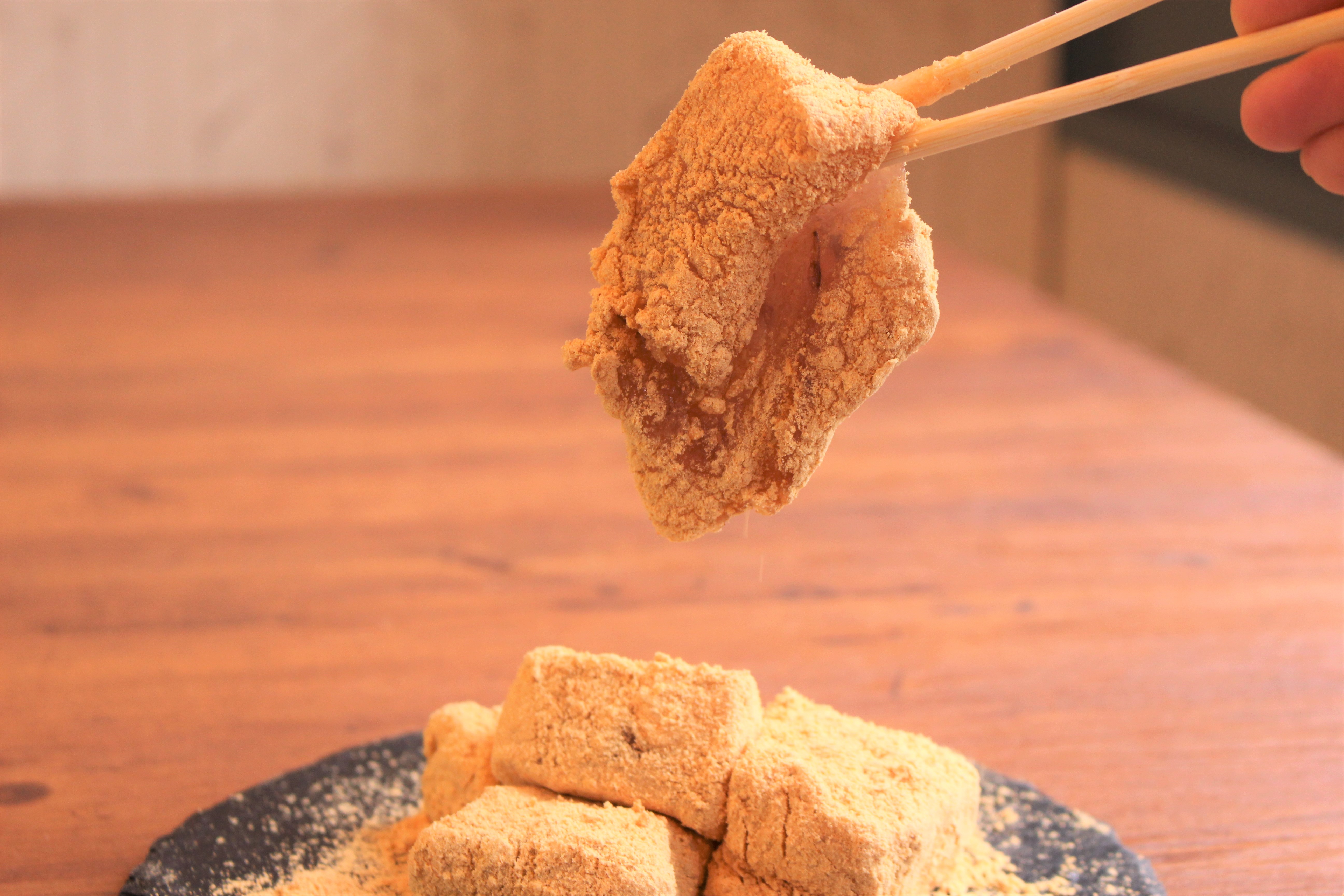 大阪・ミナミ初出店！とろとろ食感の「生わらびもち」が話題 「とろり