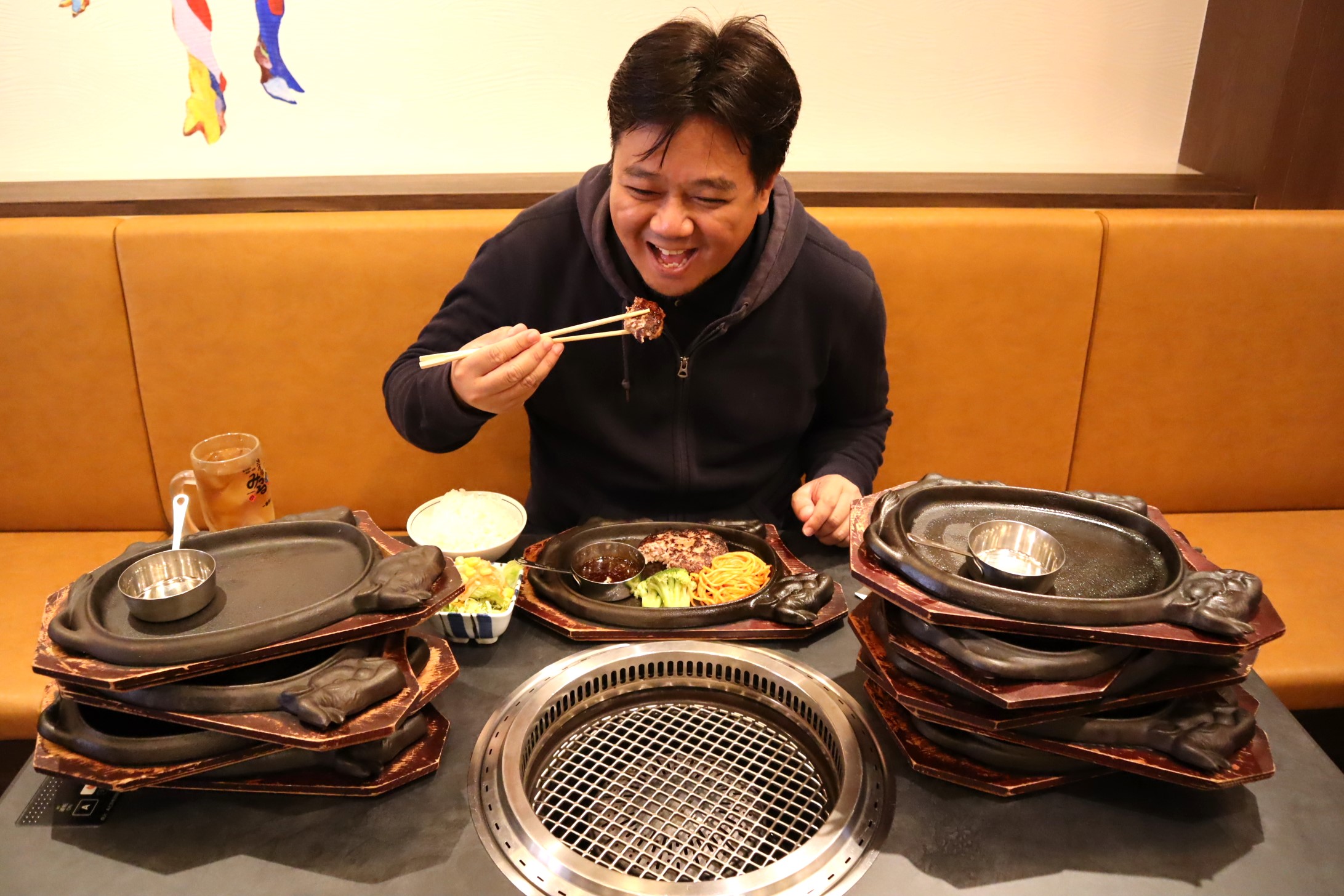 黒毛和牛ハンバーグが1,100円→550円→275円と、どんどん半額に！10皿