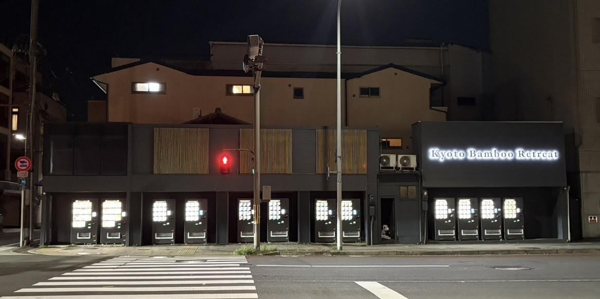 京都・烏丸御池に自動販売機が12台並ぶ新スポット誕生！ 「Kyoto