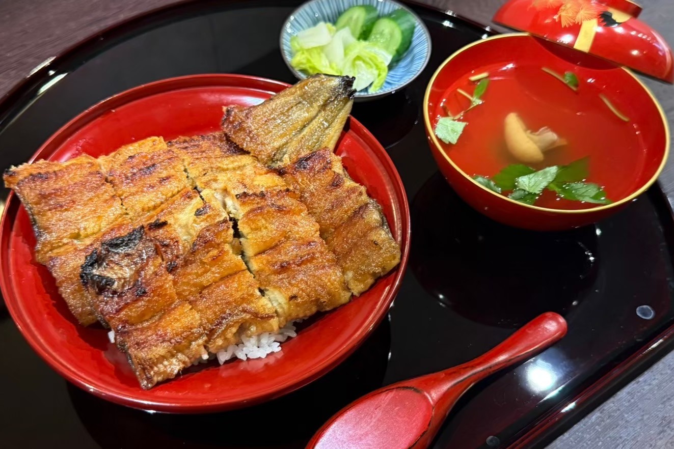 大阪発のうなぎ料理専門店が関東初進出！“蒸さない”関西風で好評
東京・中目黒に「地焼鰻 寝床」
～三重県・桑名の「木曽三川うなぎ」を使用、部位ごとに楽しめる串焼きうなぎも～
