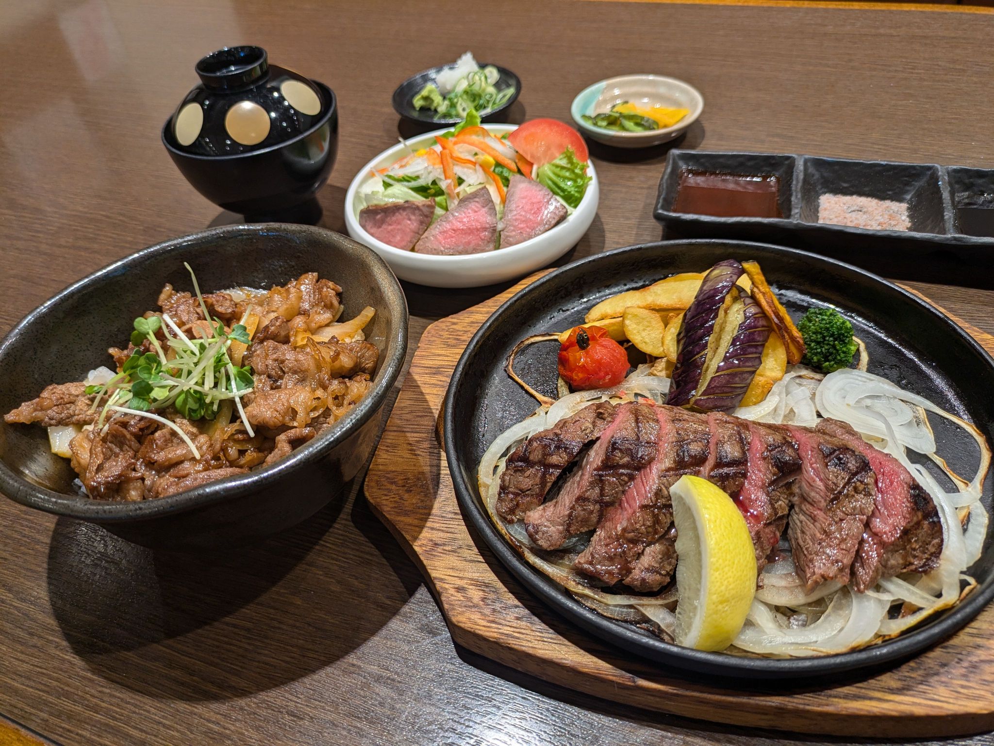 1回「1129」円で「いい肉」が当たる！大当たりは5,000円相当の但馬牛尽くしメニュー
兵庫・西紀サービスエリア上下線で「ガチャめし」7/22 開始
～今夏の人気メニュー黒い麺の「但馬牛の冷やし中華」 も！特賞は「レストラン内全員にアイス」～