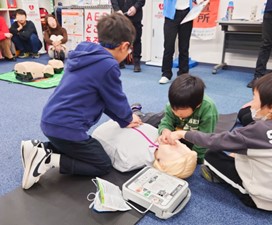 【全日制フリースクール「類学舎」】
子どもたち主体でAED講習会を開催！
AEDミュージアムと共同し、「命の大切さ」をテーマに
心肺機能停止・心肺蘇生について学び・発表します
～7／30（水）大阪・弊社２Fイベントスペース～
