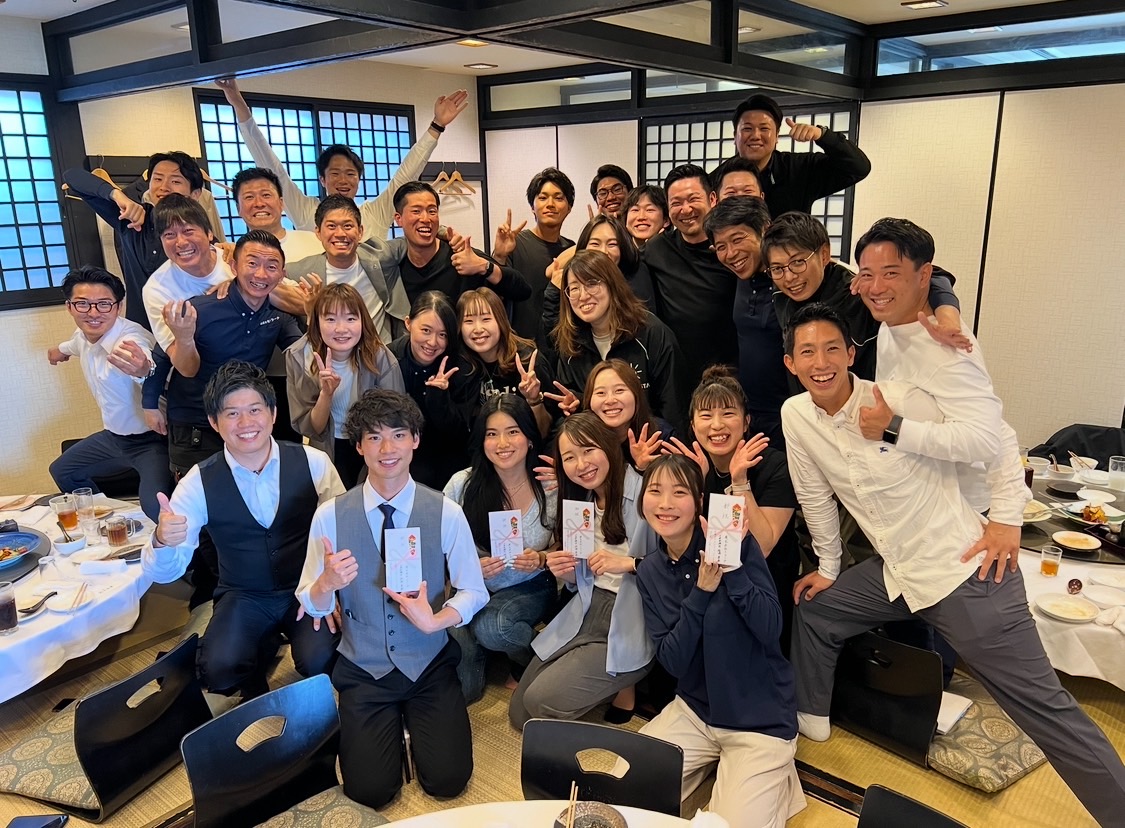 社員全員でご飯会。社長からの誕生日の社員にお祝い金贈呈。