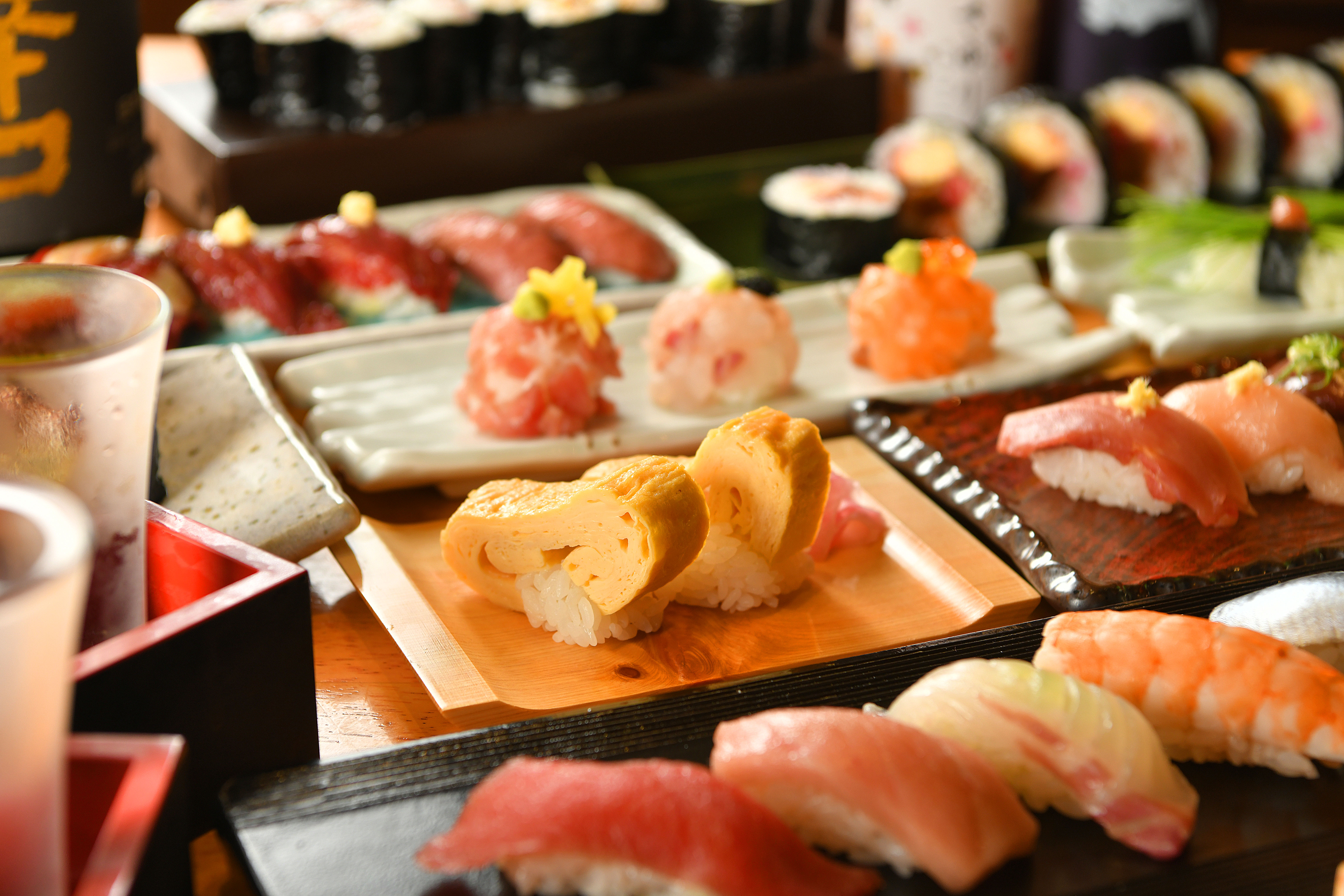 本格寿司99円～　大衆寿司の新基準、誕生。
本店オープンから約3か月、
連日満員御礼につき早くも2号店オープン
11月21日(金)17：00～「寿司のたぬき 千日前店」 NEWOPEN！