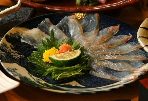 ヒラメうす造り 858円(税込)