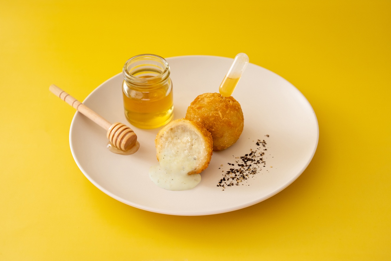 はちみつと黒胡椒で楽しむ「大人の」クアトロチーズクリームコロッケ