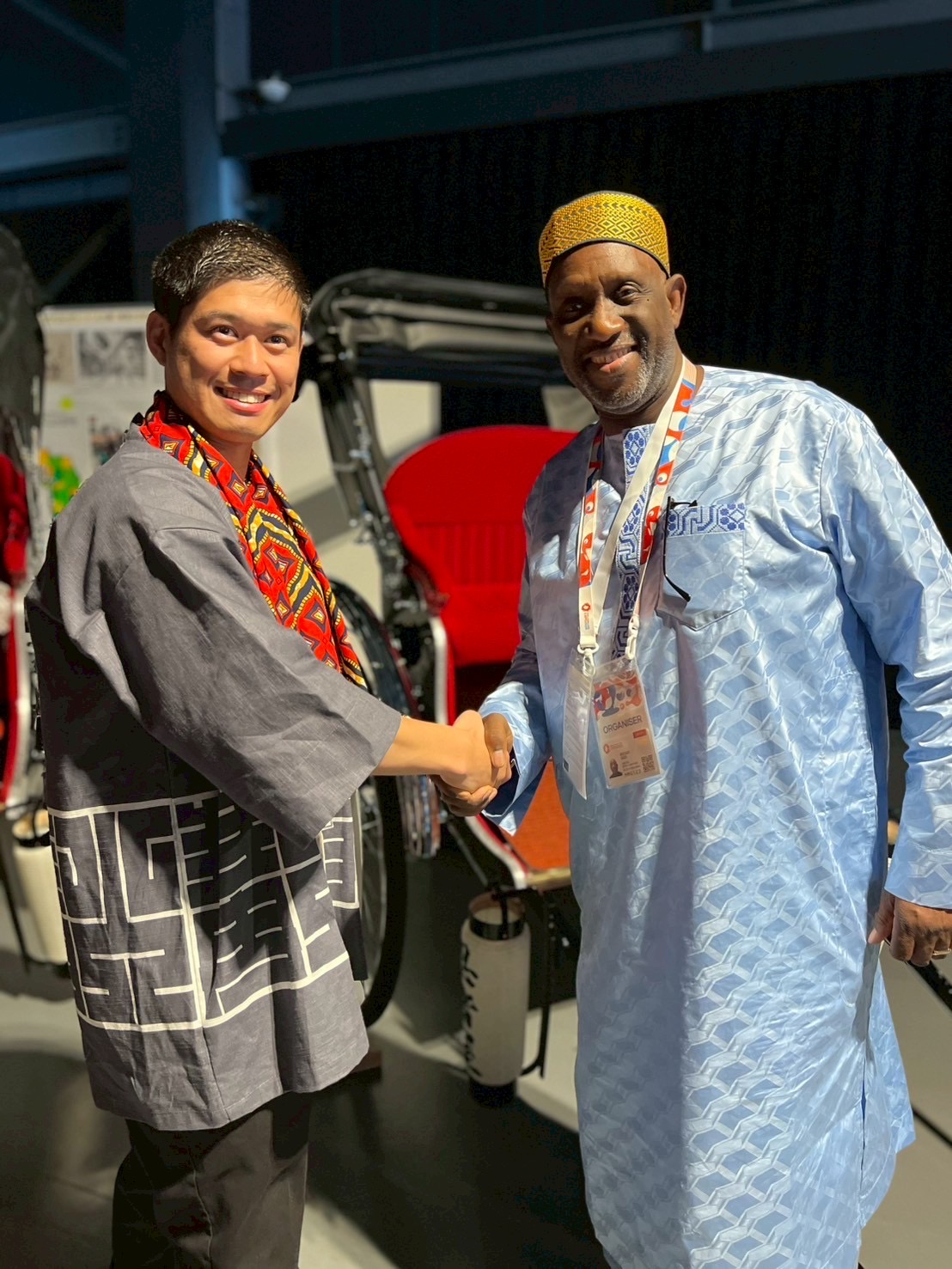 (左)株式会社トラーチ専務取締役・稲場康祐 (右)国際博覧会副会長・ウスビ・サコ氏