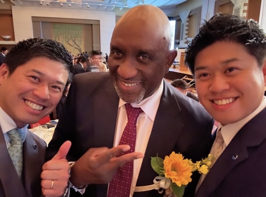 (左)専務取締役・稲場康祐(中央)国際博覧会副会長・ウスビ・サコ氏(右)代表取締役・稲場基泰