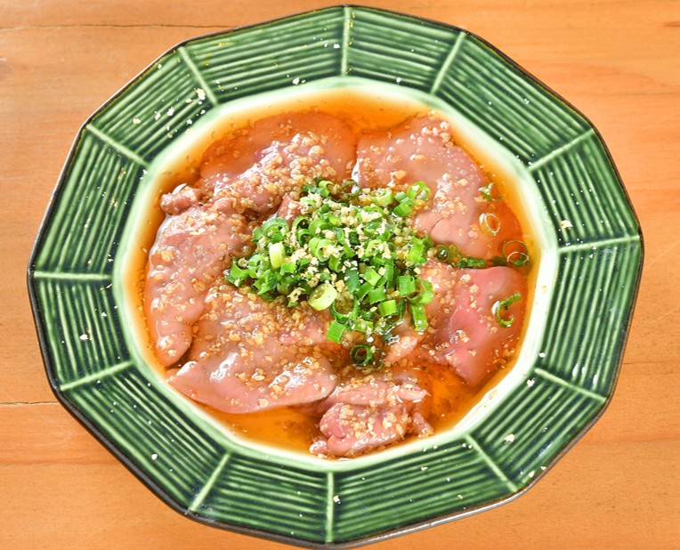 鶏肝刺し(ネギ塩山椒オイル) 638円~(税込)