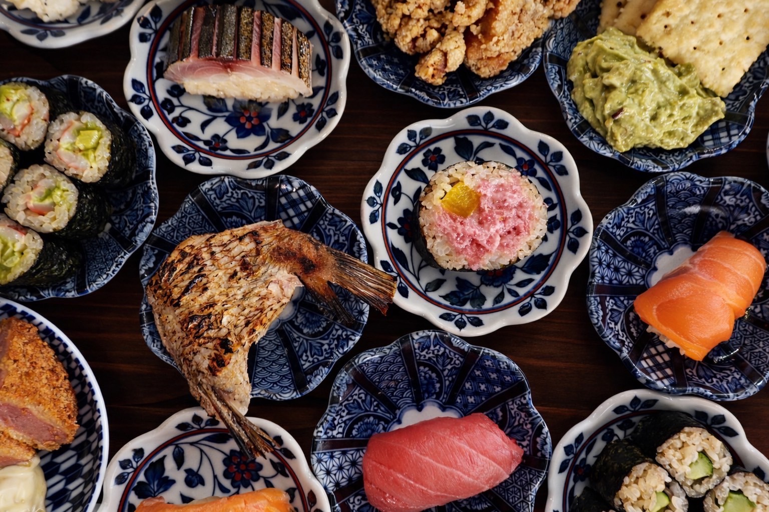 料理は小ポーションでおひとり様や女性も注文しやすく