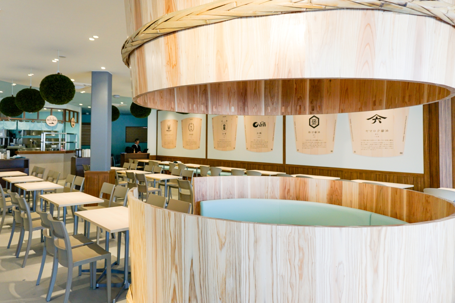 “木桶席”が象徴的な万博会場の店舗