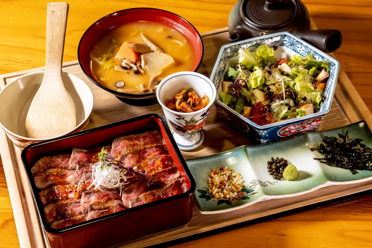 大阪・箕面の焼きしゃぶ専門店「十二松六左衛門」が新ランチメニュー！
飲める出汁巻き、三度おいしい牛まぶし、サクとろ食感のサーモンレアカツの3種
2/18(水)スタート！ランチ予約必須の人気店がプチ贅沢ランチ提供